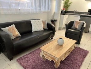 TV - MANGO LODGE - Comfortable single storey apartment with swimming pool access (Saint-Claude)