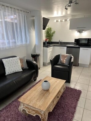 TV - MANGO LODGE - Comfortable single storey apartment with swimming pool access (Saint-Claude)