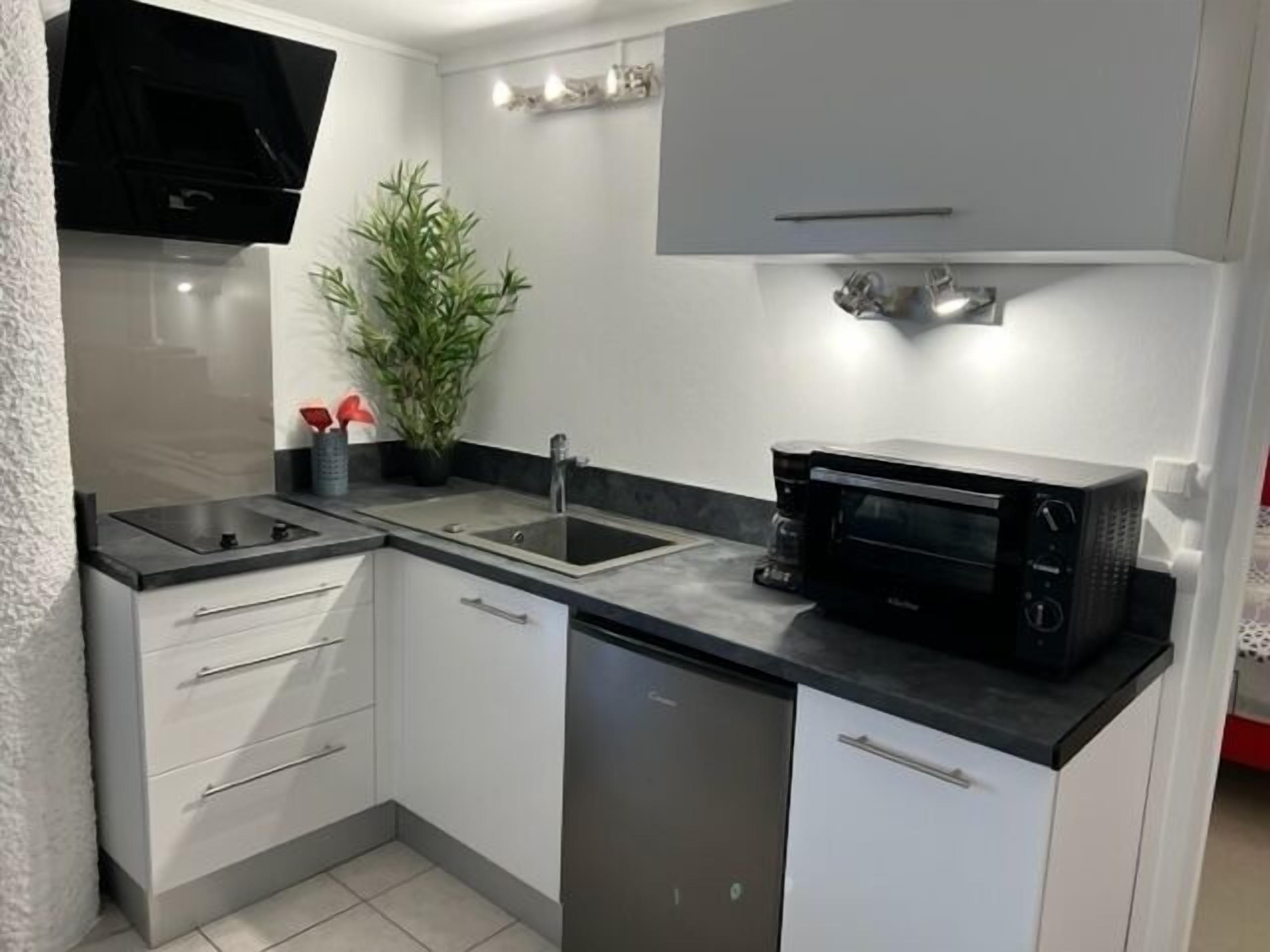 Kühlschrank, Mikrowelle, Ofen, Wasserkocher mit Kaffee-/Teezubehör