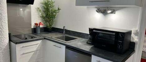 KĂŒhlschrank, Mikrowelle, Ofen, Wasserkocher mit Kaffee-/Teezubehör