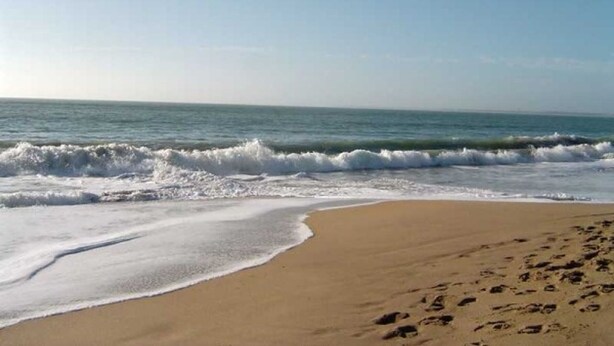 A beach with waves, a clear sky, and footprints in the sand. - Cozy cottage near beach, 4 pax, private parking (La Faute-sur-Mer)
