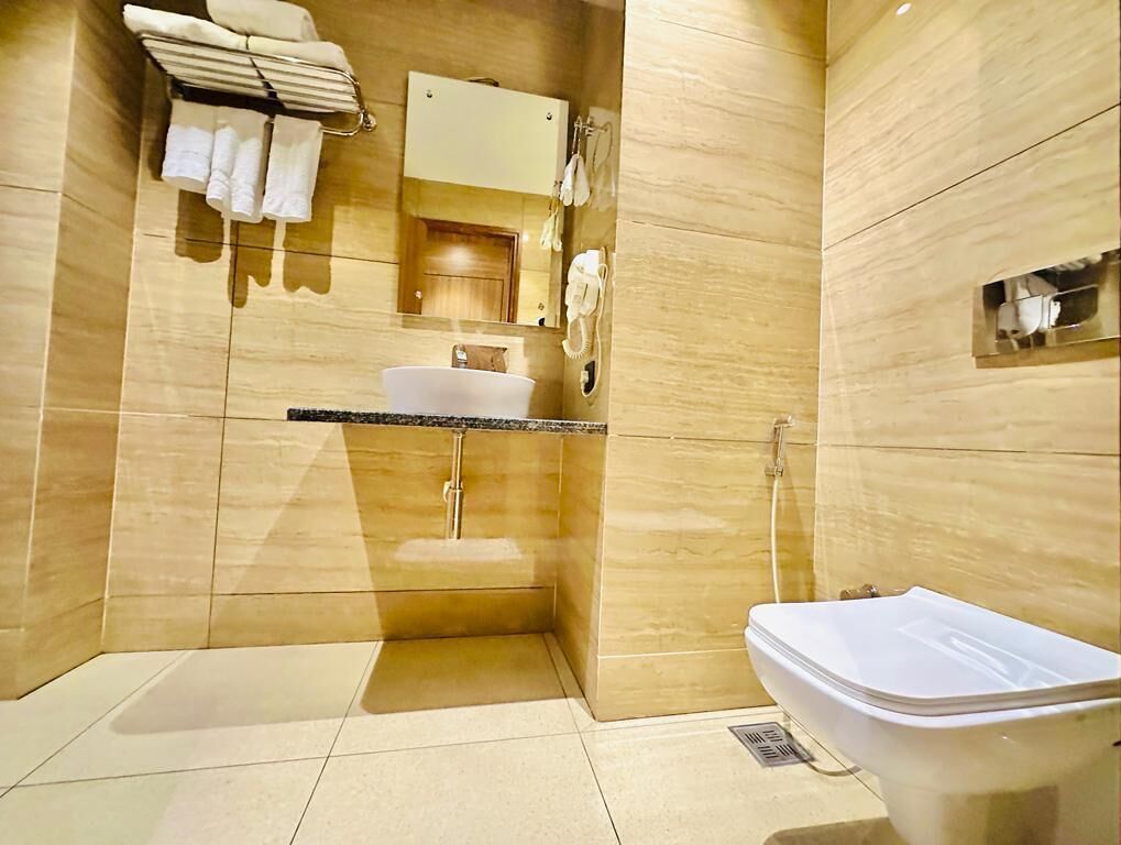 Hydromassage showerhead, free toiletries, slippers, towels