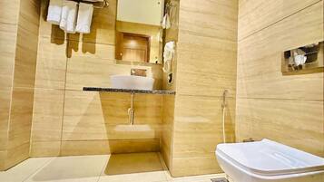 Cabezal de ducha con hidromasaje, artículos de tocador gratuitos