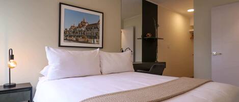 2 bedrooms, desk, iron/ironing board, WiFi