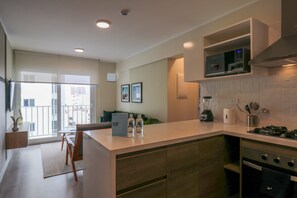 Geladeira, micro-ondas, fogão, cooktop