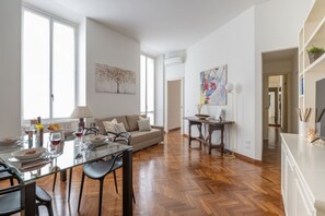 Living area - TheBestRent-Two-bedroom apartment in Porta Nuova (Milano)