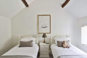 2 habitaciones, tabla de planchar con plancha, cuna de viaje y wifi 