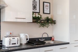 Kjøleskap, mikrobølgeovn, ovn og kokeplater