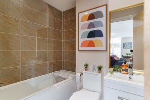 Badewanne, Haartrockner, Handtücher, Shampoo