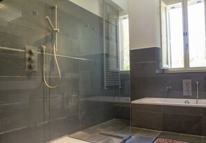 Badewanne, Haartrockner