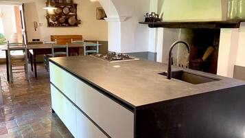 Frigorifero, microonde, forno, piano cottura