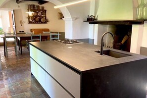 Een koelkast, een microgolfoven, een oven, een kookplaat
