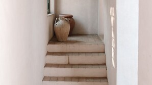 A narrow staircase with a rustic ceiling and a window on the left. - Villa San Giglio - Homelike Villas (Foligno)