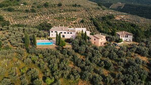 A large estate with multiple buildings, a swimming pool, and a vineyard. - Villa San Giglio - Homelike Villas (Foligno)
