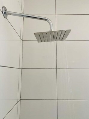 Dusj, håndklær og toalettpapir