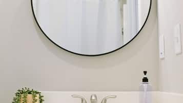Een haardroger, handdoeken
