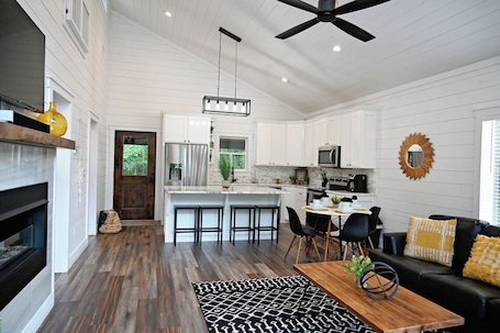 Fridge, microwave, oven, stovetop. Moonlight Rest-Sleeps up to 4/Hot Tub