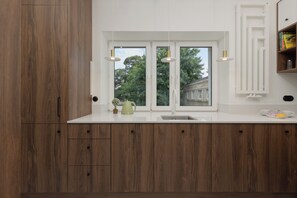 Huoneisto, 1 makuuhuone, keittiö | Yksityinen keittiö | Mikroaaltouuni, astianpesukone, vedenkeitin