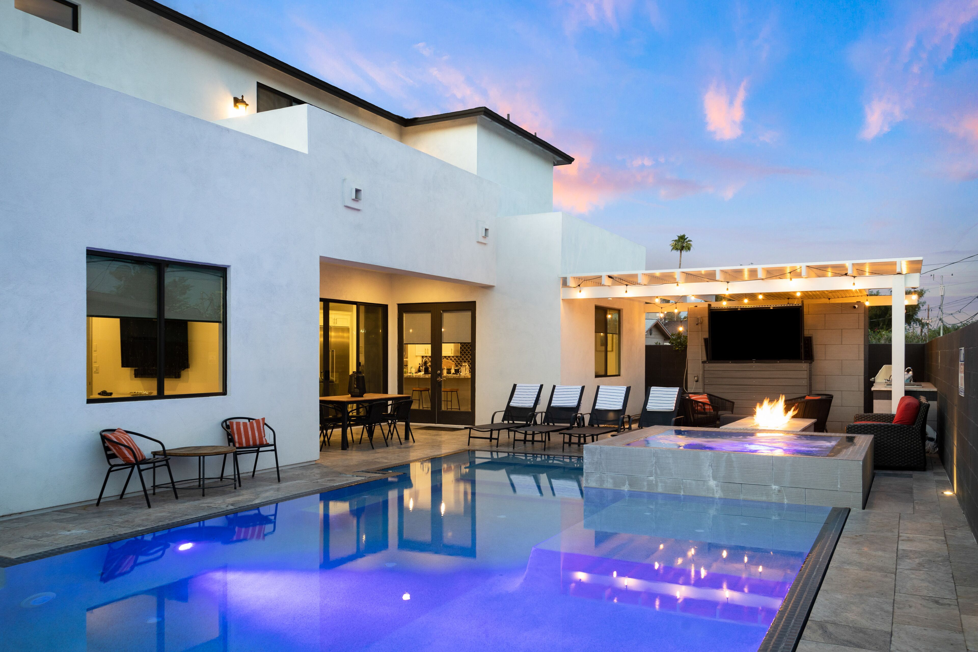 Desert Sky - Luxury pool and Spa - walk to Old Town!