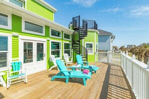 Terrace/patio - Twist of Lime - Spacious 2nd Row Home w/ Beach View - Steps to Sand - Beach Essentials (Galveston)
