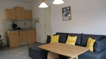 Een televisie en een stereo