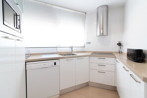 Kühlschrank, Mikrowelle, Ofen, Geschirrspüler