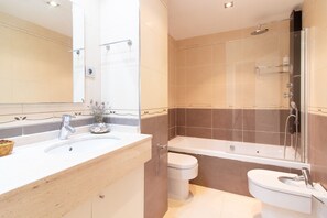 Badewanne, Haartrockner, Handtücher