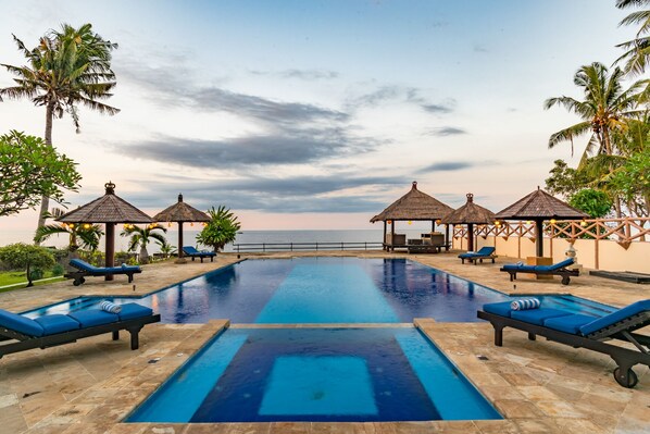 Outdoor pool - Villa Bukti Paradise (Kubutambahan)