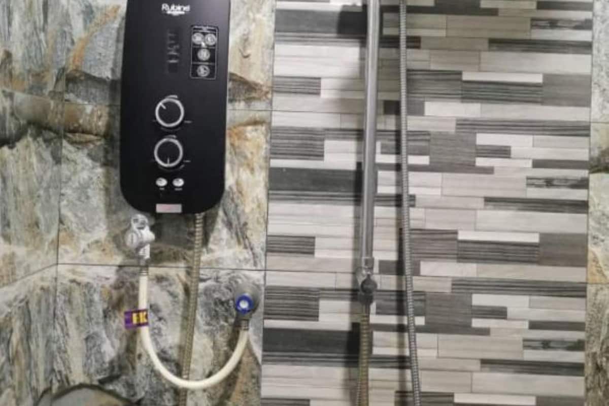 Junior studio | Badkamer | Een douche, een regendouche, een bidet, handdoeken