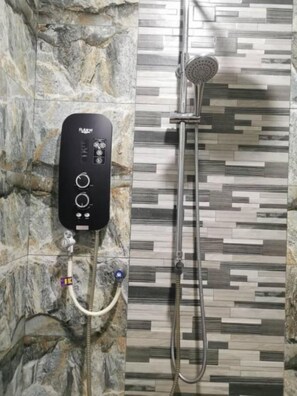 Junior Studio | Bathroom | Shower, rainfall showerhead, bidet, towels