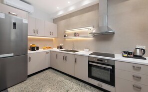 Fridge, oven, stovetop, coffee/tea maker