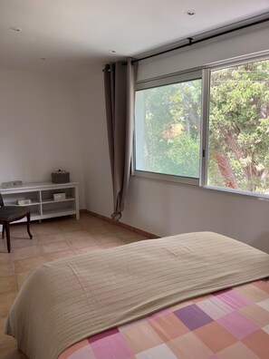 3 bedrooms, bed sheets