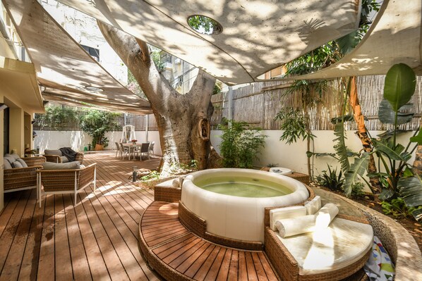 Outdoor spa tub