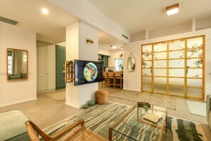 Appartement | Coin séjour | TV connectée de 55 pouces avec chaînes numériques, télévision