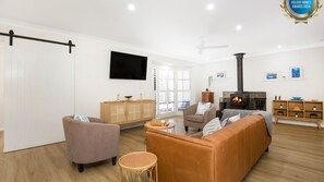 Smart TV, fireplace, stereo