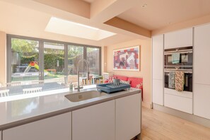 Maison, plusieurs lits | Cuisine privée