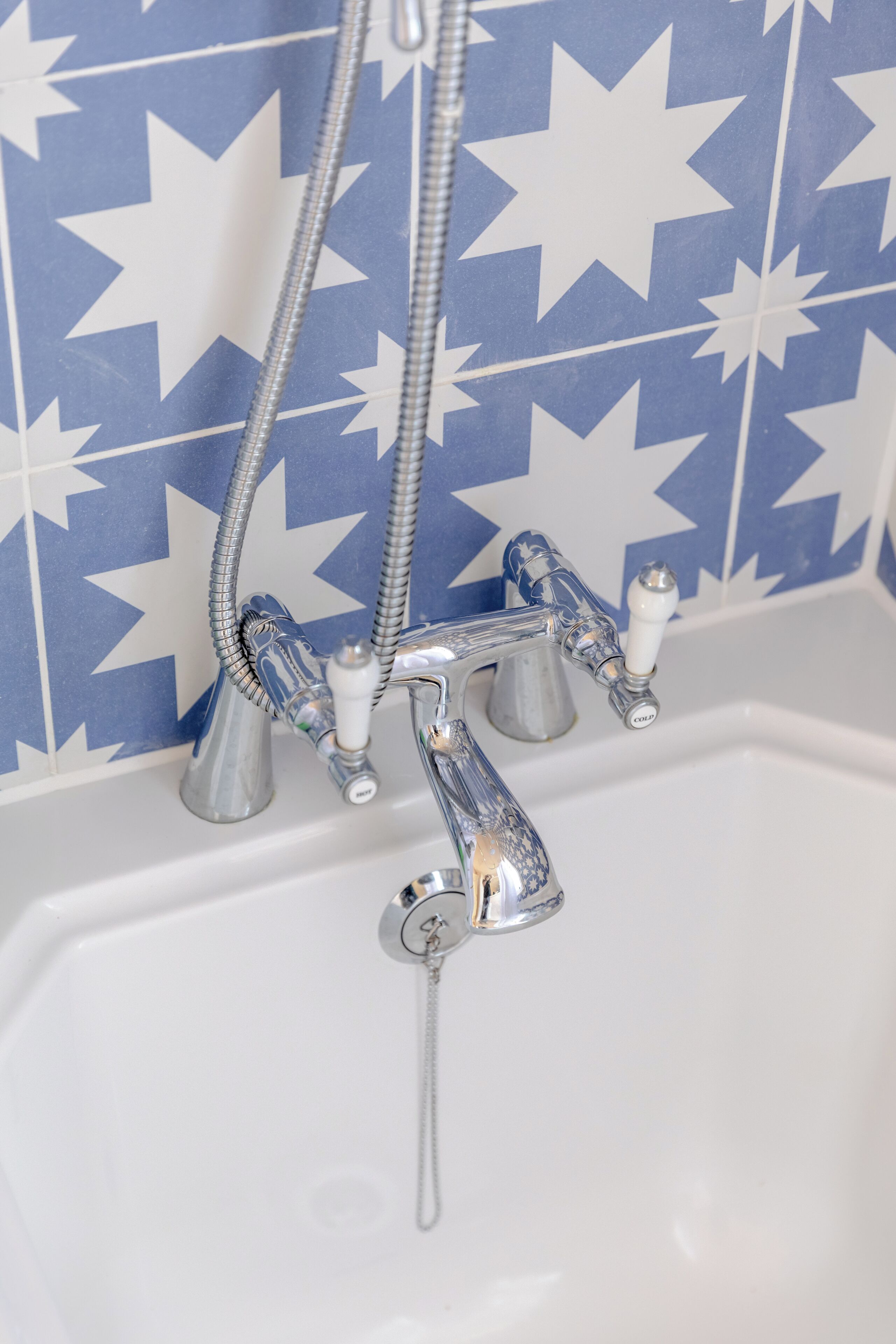 Ein Badezimmer mit Dusche und Waschbecken.