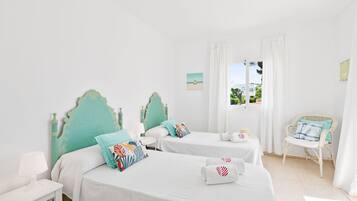Chalet, 4 Bedrooms | 4 bedrooms, iron/ironing board, travel cot, free WiFi