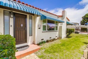 Exterior detail - 2 blocks to beach, pier, Newport Ave, families (San Diego)