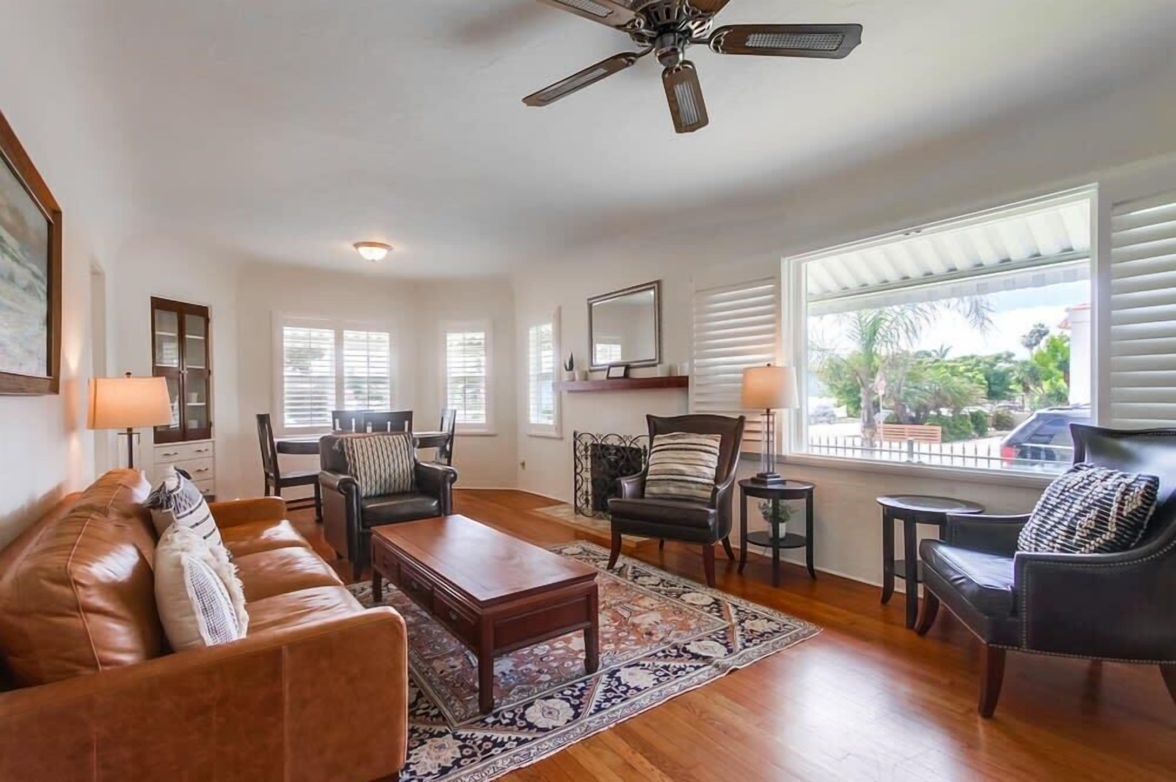 Una televisión, una oficina