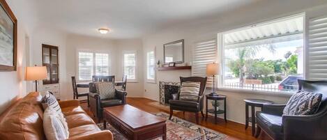 Una televisión, una oficina