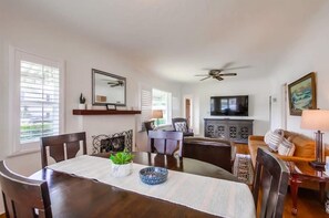 Interior - 2 blocks to beach, pier, Newport Ave, families (San Diego)