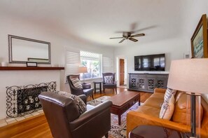 TV, offices - 2 blocks to beach, pier, Newport Ave, families (San Diego)