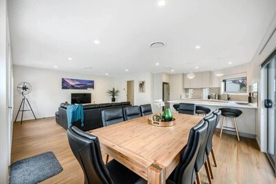 No.5 | New Villa – 10 min to CBD & Airport.