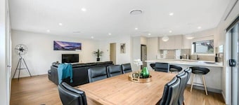 No.5 | New Villa – 10 min to CBD & Airport.