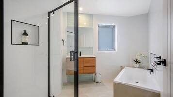 Bathtub, hair dryer, towels, shampoo