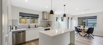 Villa 6 New Modern Walk to shops 10min Airport/CBD