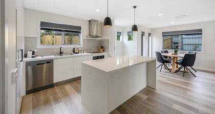 Villa 6 New Modern Walk to shops 10min Airport/CBD.