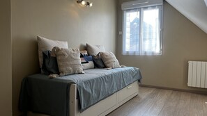 4 habitaciones, tabla de planchar con plancha, wifi y ropa de cama 