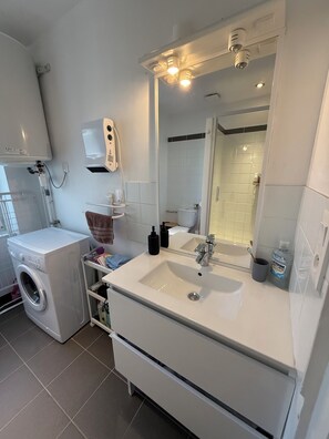 Shower, towels